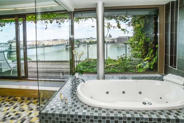 шикарный вид на Дунай и достопримечательности Будапешта из ванной в отеле