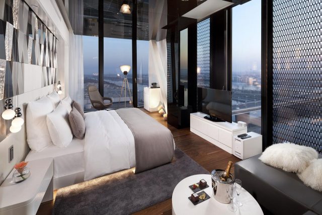 шикарный панорамный вид на достопримечательности Вены из окна в пол в номере отеля
