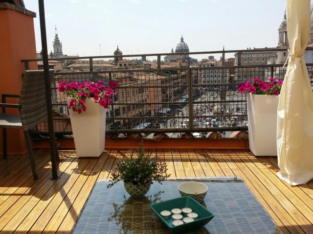 красивый вид с террасы отеля на площадь Пьяцца-Навона