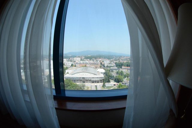 красивый вид на Загреб из окна отеля