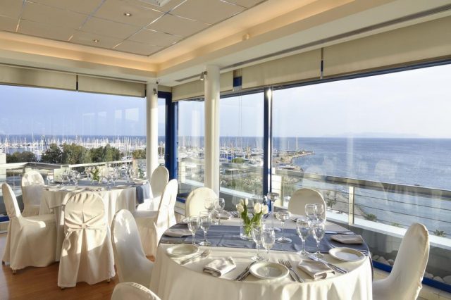 красивый вид из ресторана отеля на море в Афинах