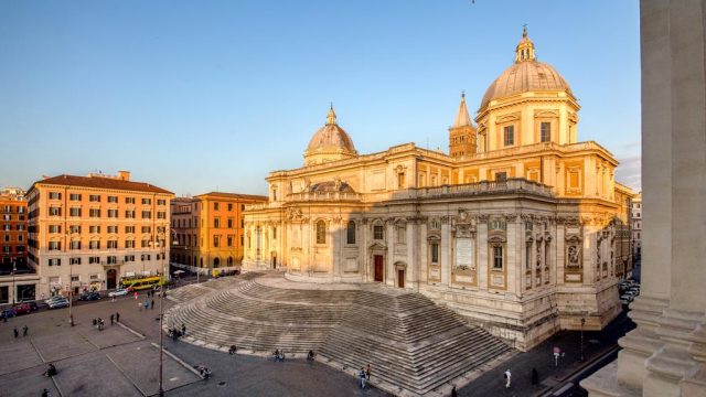 красивый вид на базилику Санта-Мария-Маджоре в Риме