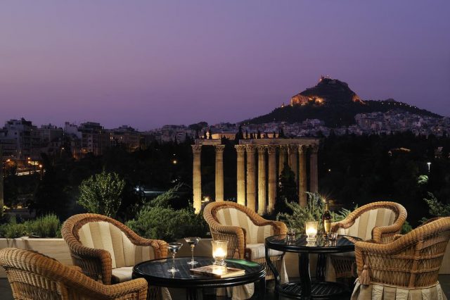 красивый вид на Храм Зевса из ресторана отеля в Афинах