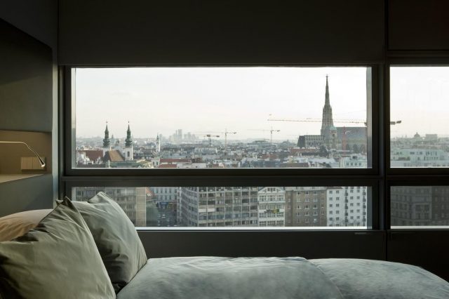 шикарный вид на достопримечательности Вены через панорамное окно в номере отеля