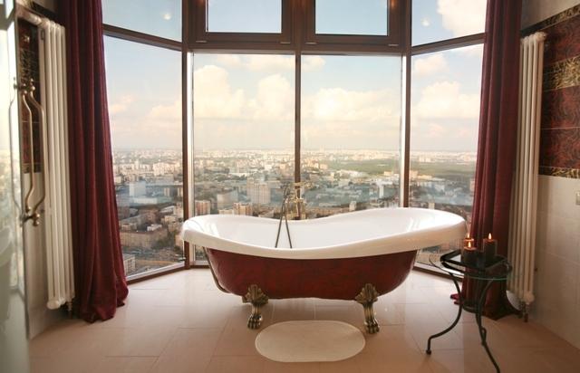 панорамный вид на Москву из ванной в отеле