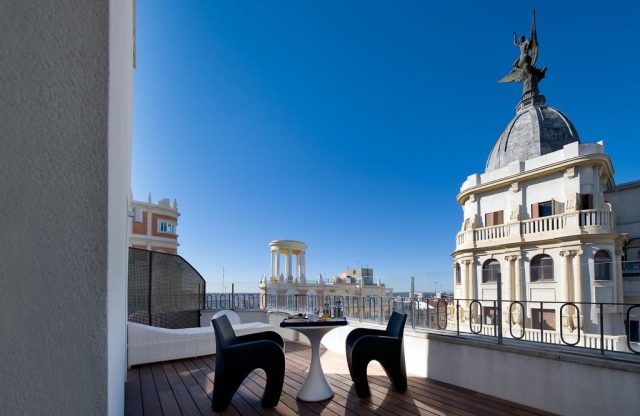 шикарный вид на достопримечательности Мадрида с террасы отеля