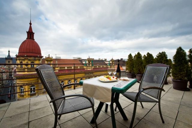красивый вид с террасы отеля на Прагу и достопримечательности