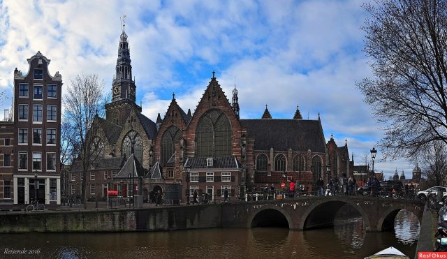 Аудекерк - старая готическая церковь в Амстердаме