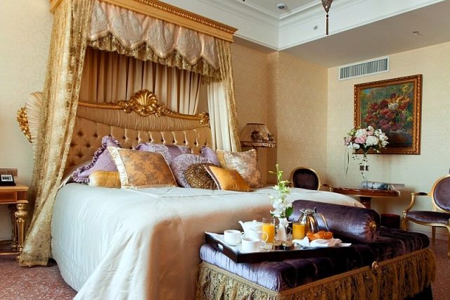 романтический люкс для новобрачных в гостинице Москвы Рэдиссон Ройал