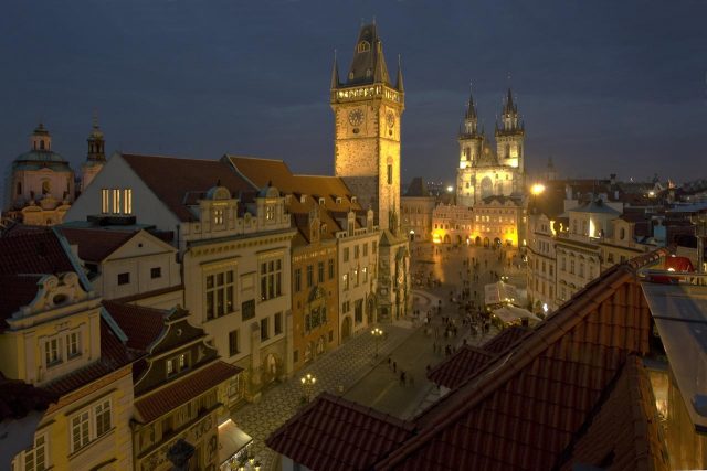 красивый вид на ночную Прагу из отеля Rott