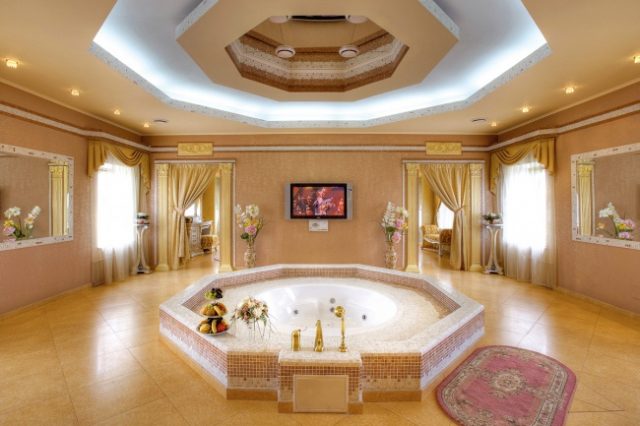 бассейн джакузи в номере для новобрачных в гостинице Москвы