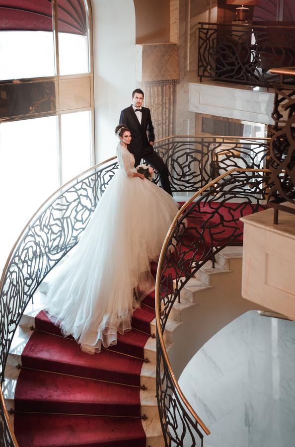 великолепная свадьба в шикарном отеле Балчуг Кемпински в номерах для новобрачных