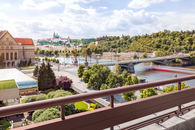 красивый вид на город и достопримечательности из отеля в Праге
