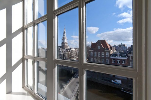 красивый вид из окна отеля на достопримечательности Амстердама