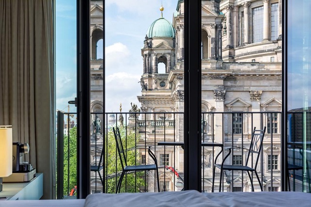 красивый вид из окна отеля на Берлинский кафедральный собор