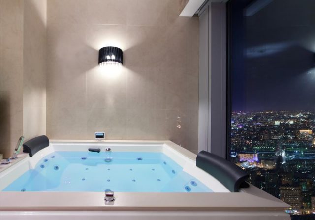 шикарный вид из ванной с окнами в пол на Москву