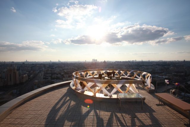 шикарный панорамный вид на Москву для новобрачных с высоты небоскреба