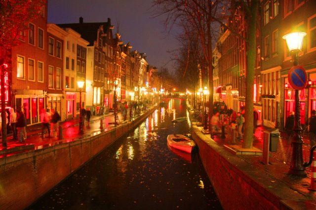 улица красных фонарей в Амстердаме