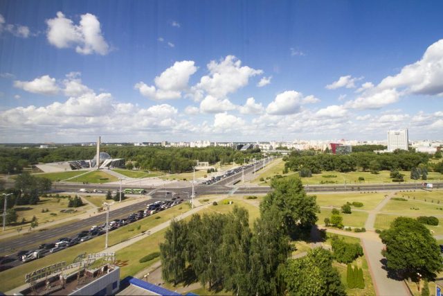 красивый вид на Минск и парковую зону из гостиницы Планета