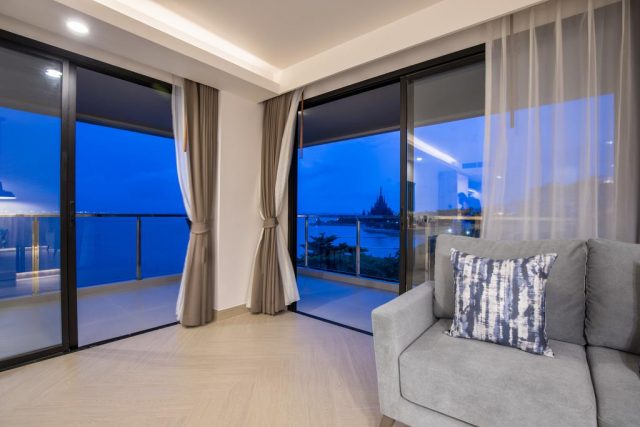Трасса панорамные окна отеля с красивым видом на море