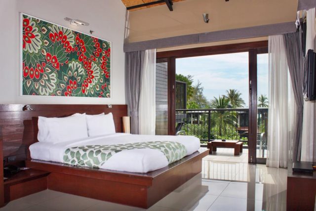 отели Краби с балконом и окном во всю стену с видом на море и тропический сад, Таиланд