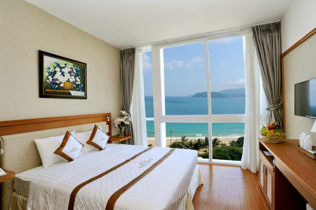 отель Нячанга с прекрасным видом на море и горы через видовое окно