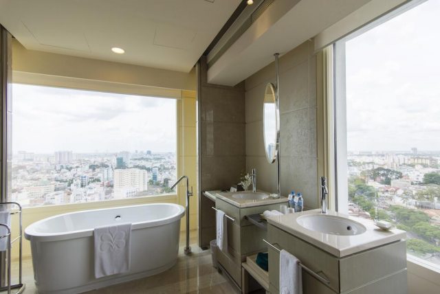 ванная у окна с панорамным видом на Хошемин