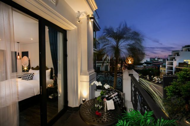 номер с балконом в отеле Ханоя с прекрасным видом на город