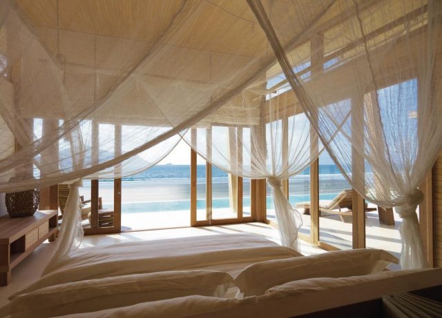 потрясающий вид на океан через панорамные окна на вилле в отеле Six Senses Con Dao на острове Кондао