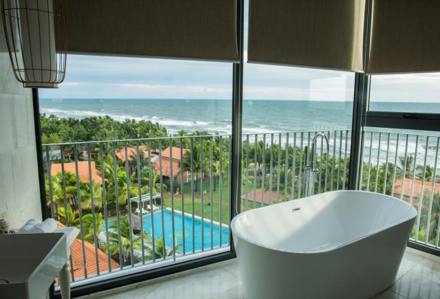 красивый вид на море из ванной на балконе в отеле на Фукуока