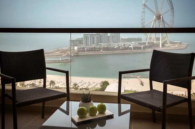 отель в Дубае с большими окнами в пол и видом на море