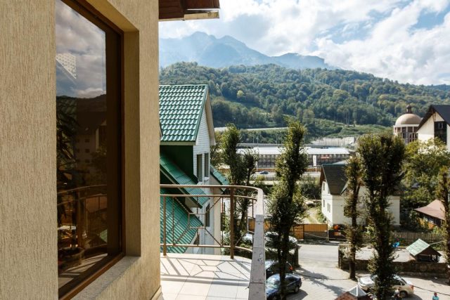 Отель в поселке Эсто-Садок с красивым видом на горы