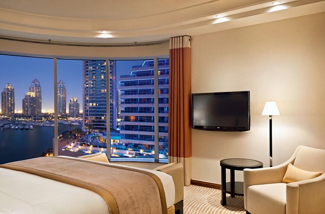 отель в Дубае с красивым видом на морское побережье и город