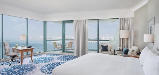 номер с панорамными окнами в отеле Дубая с видом на море