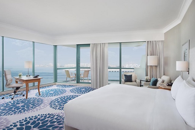номер с панорамными окнами в отеле Дубая с видом на море