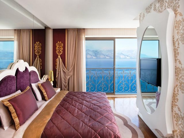 красивый вид на море и горы через французские окна в отеле Антальи