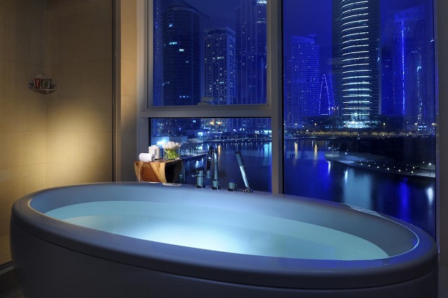 отель с ванной у окна в Дубае