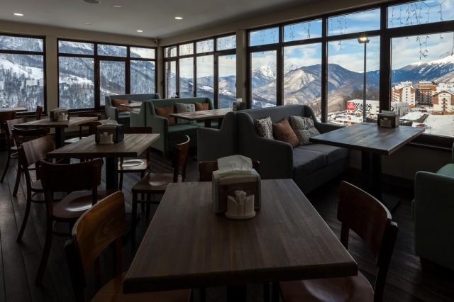 отель на горнолыжном курорте Роза-Хутор с красивым видом на горы