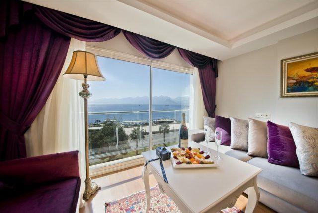 красивый вид на море и горы в Анталье через огромное видовое окно в отеле