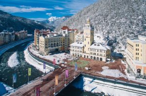 отели Роза Хутор и Красной поляны с видом на горы