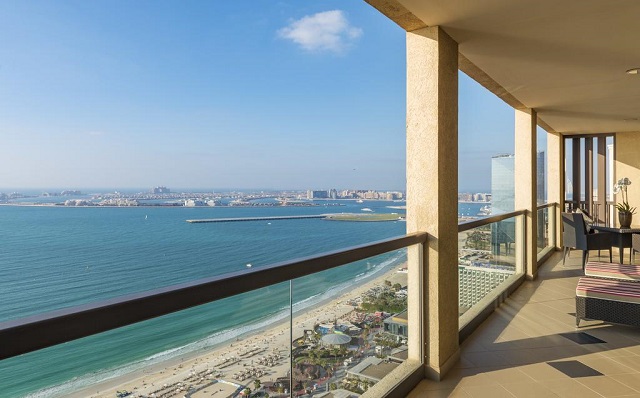 вид с балкона отеля на море в Дубае