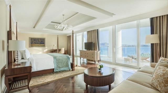 номер с балконом в отеле Дубая с видом на море
