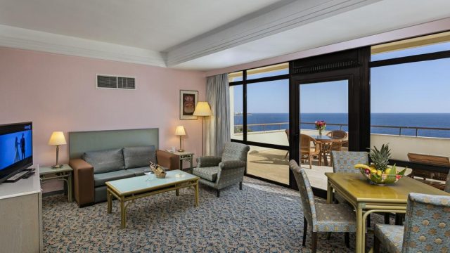 красивый вид на море через большие обзорные окна в отеле Антальи