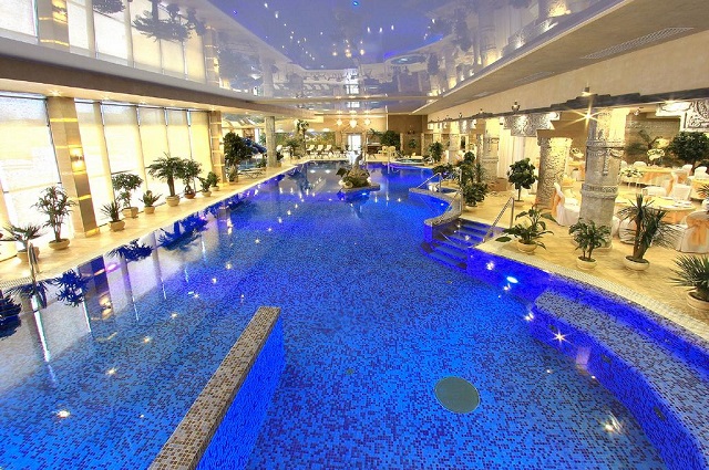 Огромный бассейн Берёзки холл