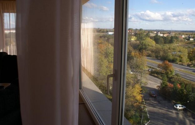 красивый вид на город из панорамного окна в номере отеля Балтика