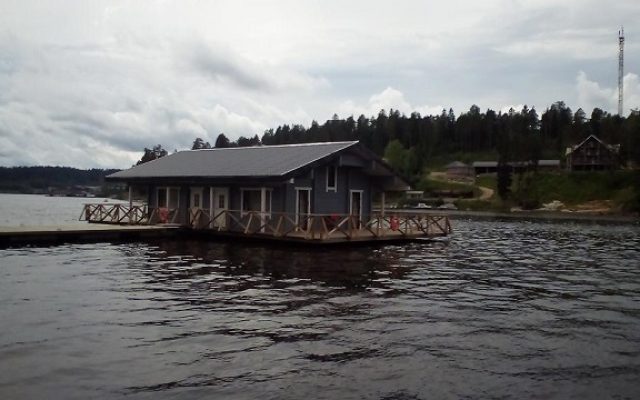 Дом с баней на берегу озера в карелии