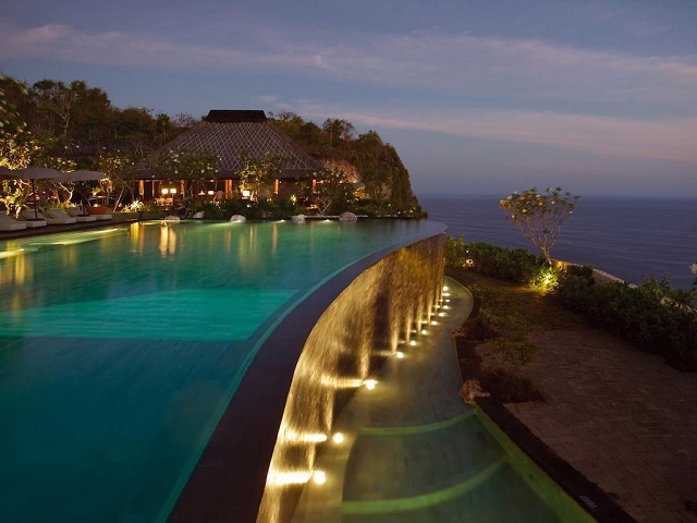 Отели Бали с бассейном инфинити, безграничные и переливаемые бассейны
